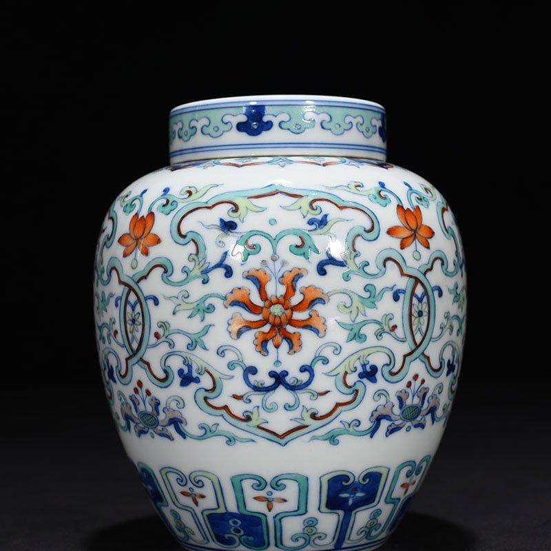 Qing Dynasty Qianlong period of Doucai flower pattern covered tea jar