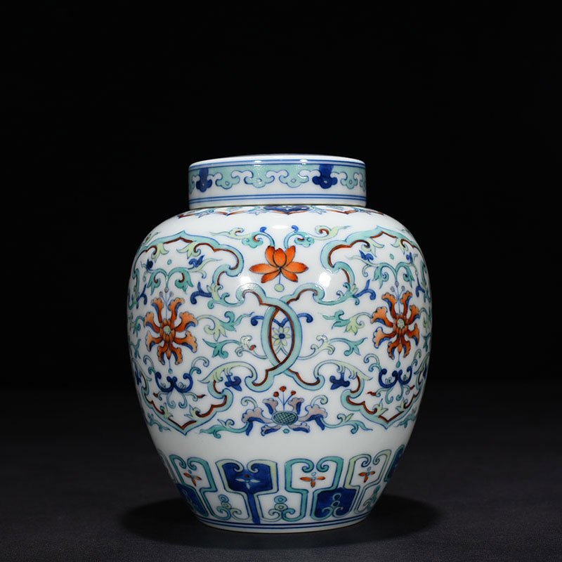 Qing Dynasty Qianlong period of Doucai flower pattern covered tea jar