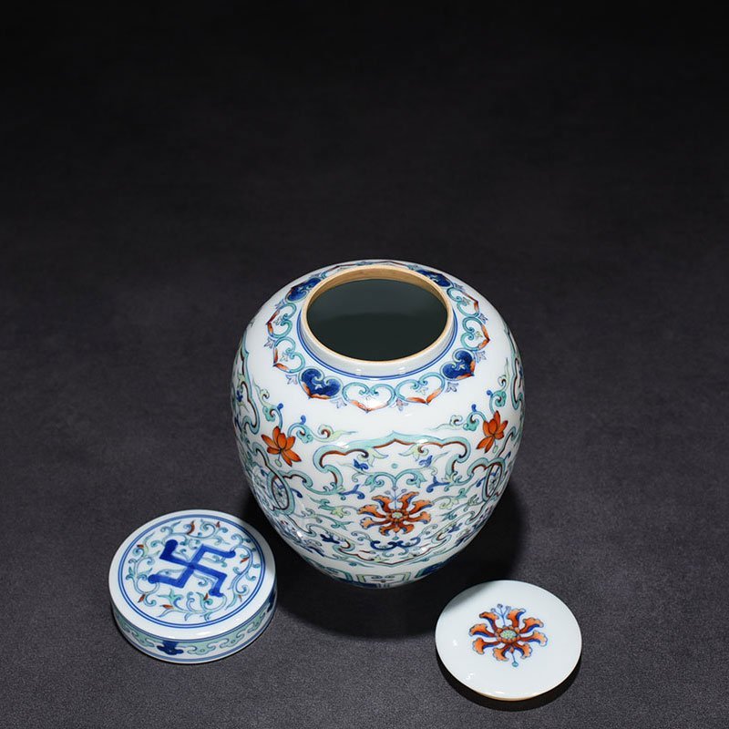 Qing Dynasty Qianlong period of Doucai flower pattern covered tea jar