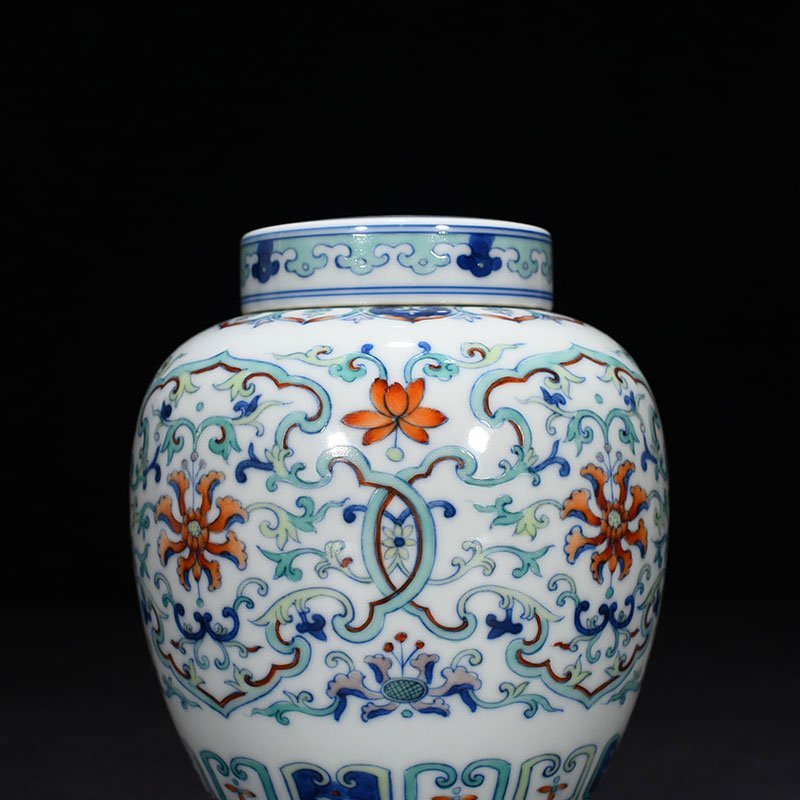 Qing Dynasty Qianlong period of Doucai flower pattern covered tea jar