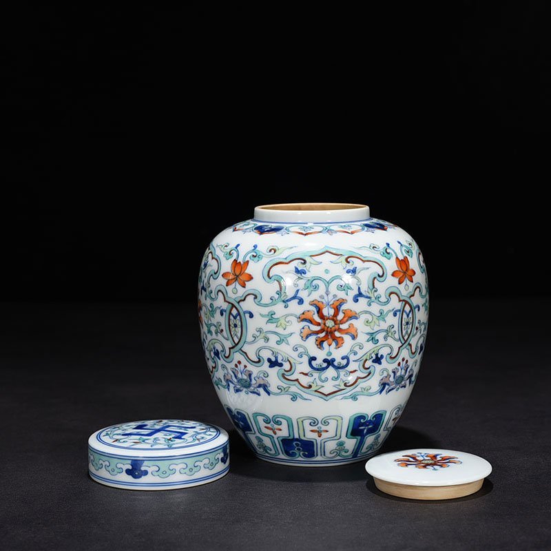 Qing Dynasty Qianlong period of Doucai flower pattern covered tea jar