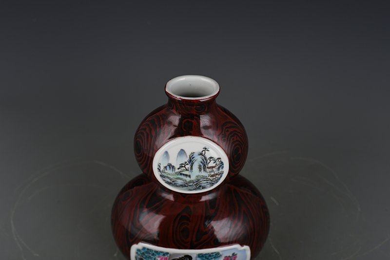 Qing Dynasty Qianlong wood grain glaze consecrated enamel beauty strap gourd vase