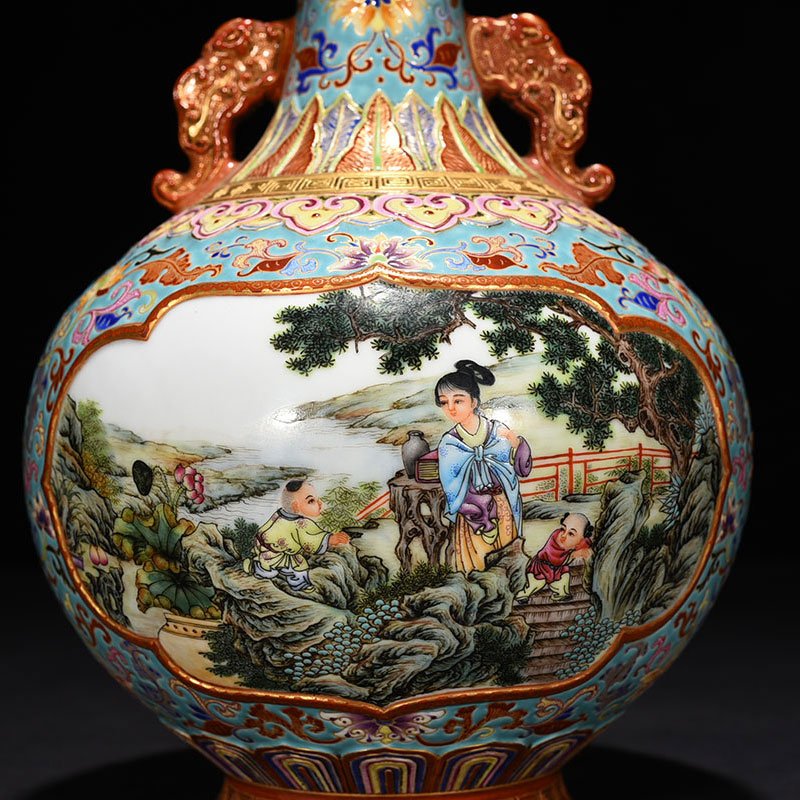 Qing Dynasty Qianlong turquoise green space window enamel beauty strap amphora