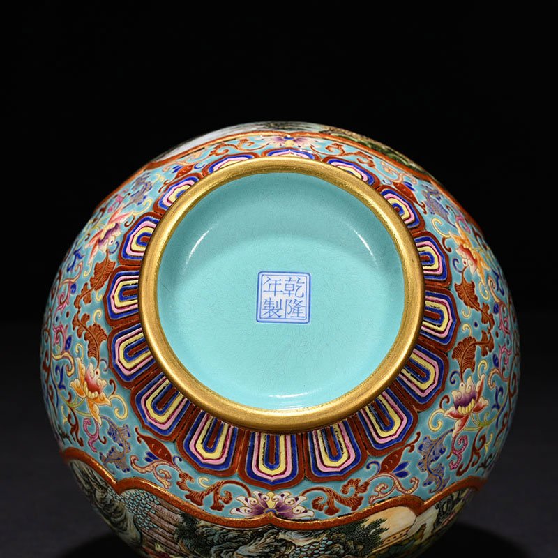 Qing Dynasty Qianlong turquoise green space window enamel beauty strap amphora