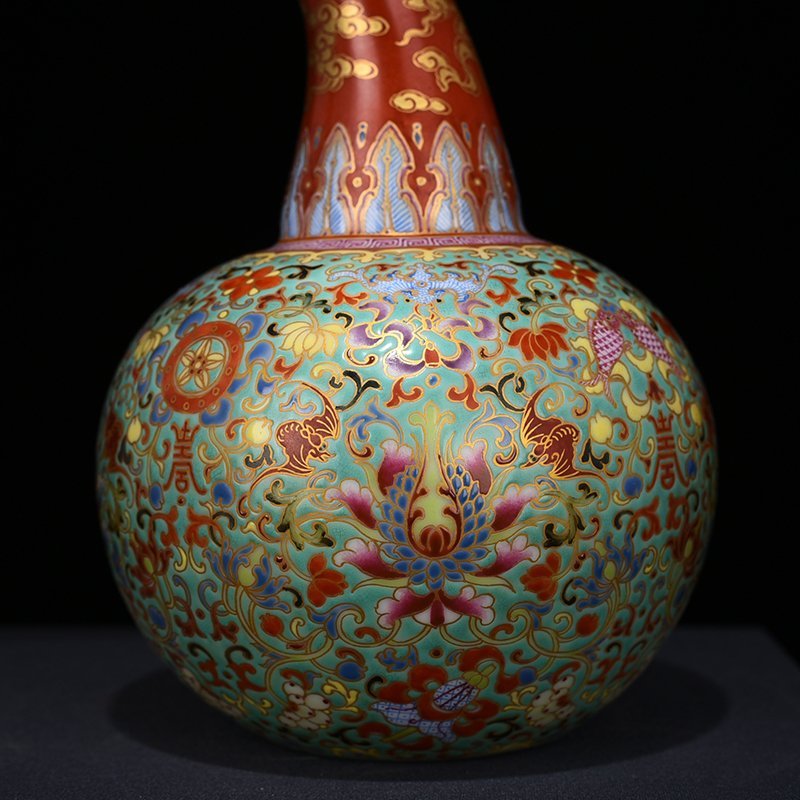 Qing Dynasty Qianlong turquoise green space pastel wrapped branches eight treasure pattern backflow pot