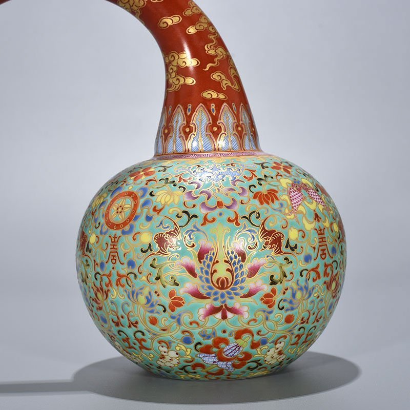 Qing Dynasty Qianlong turquoise green space pastel wrapped branches and eight treasures backflow pot