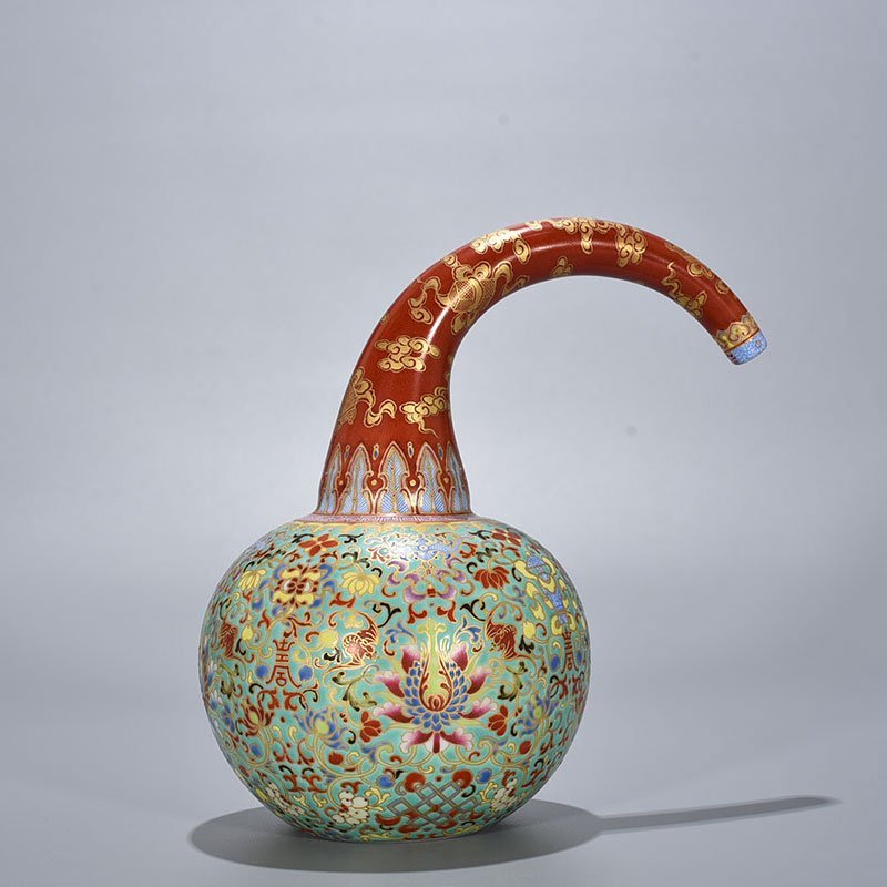 Qing Dynasty Qianlong turquoise green space pastel wrapped branches and eight treasures backflow pot