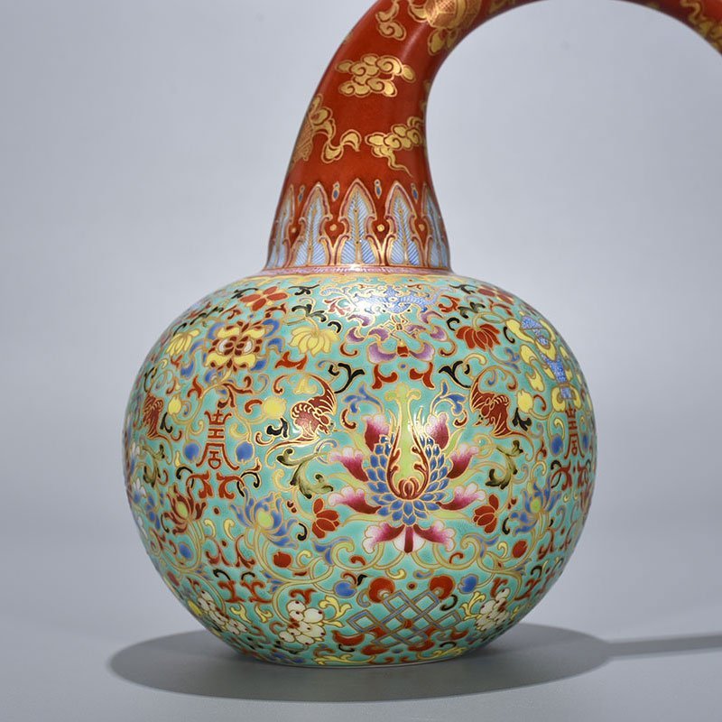 Qing Dynasty Qianlong turquoise green space pastel wrapped branches and eight treasures backflow pot