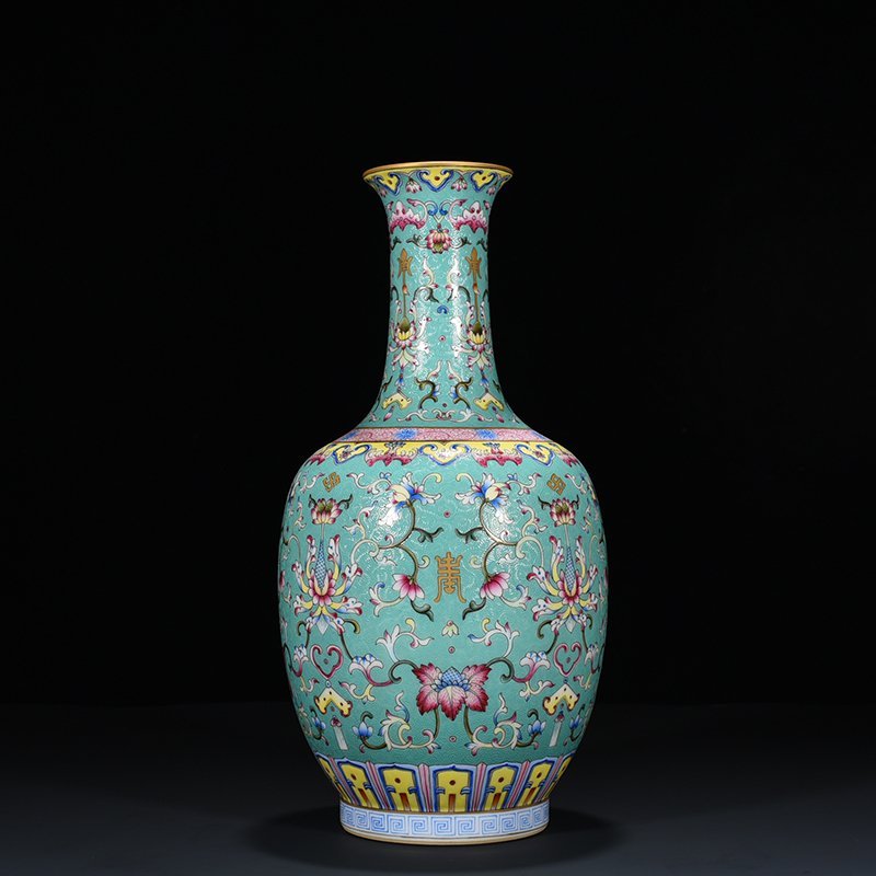 Qing Dynasty Qianlong Turquoise Green Land Rolled Pastel Flower Pattern Vase