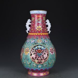 Qing Dynasty Qianlong turquoise green land rolling pattern hollow revolving vase