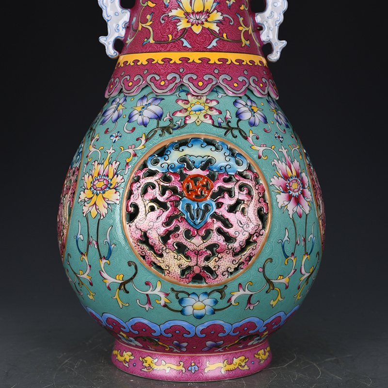 Qing Dynasty Qianlong turquoise green land rolling pattern hollow revolving vase