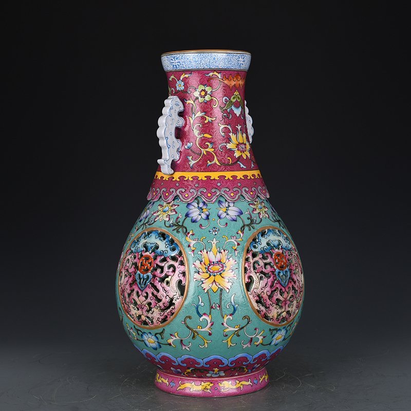Qing Dynasty Qianlong turquoise green land rolling pattern hollow revolving vase