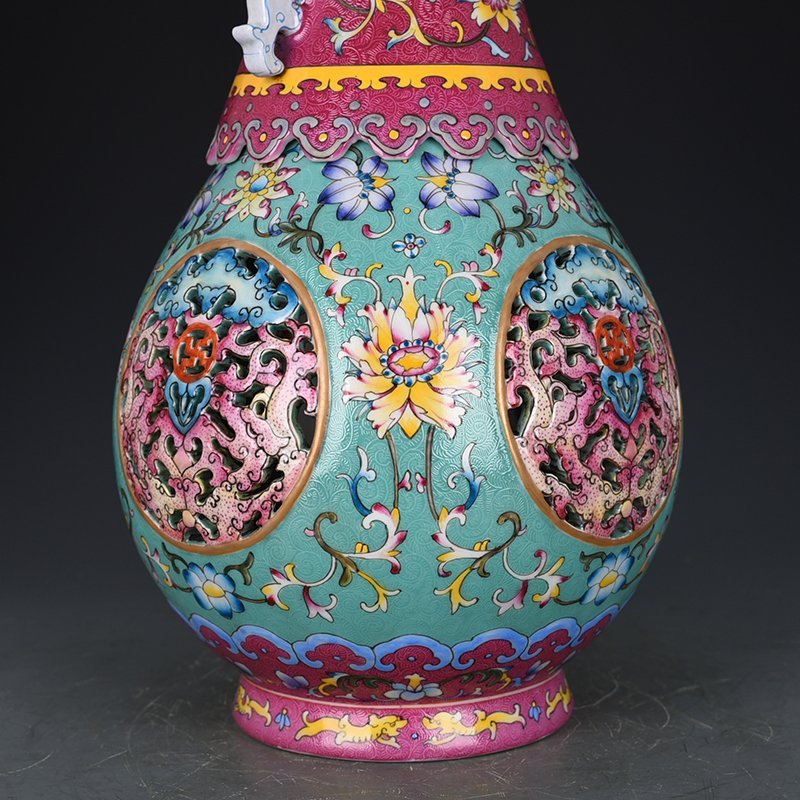 Qing Dynasty Qianlong turquoise green land rolling pattern hollow revolving vase