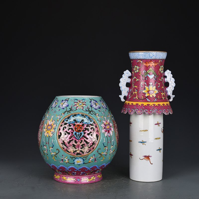 Qing Dynasty Qianlong turquoise green land rolling pattern hollow revolving vase