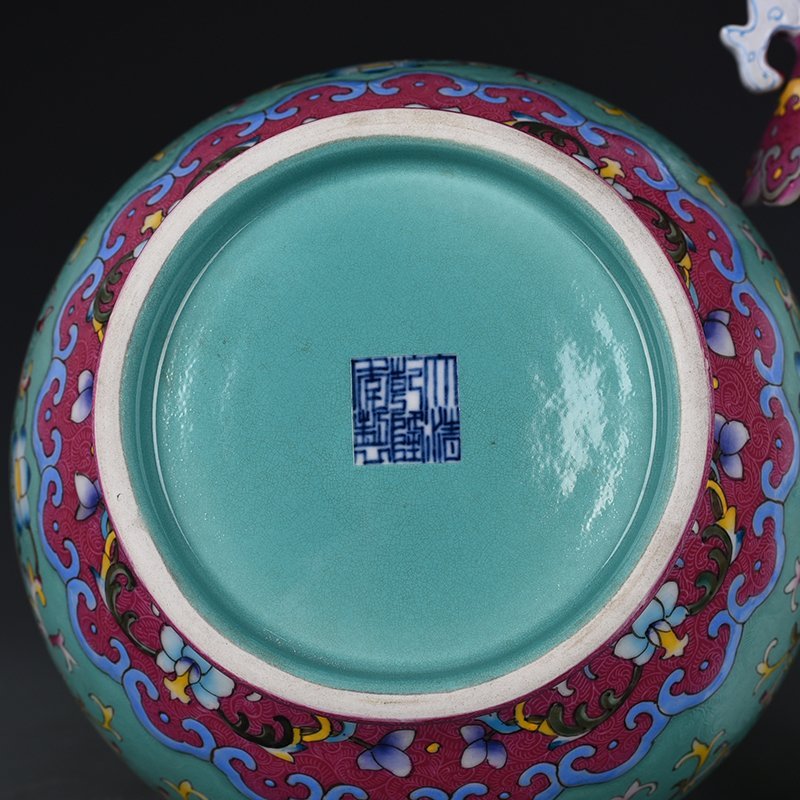 Qing Dynasty Qianlong turquoise green land rolling pattern hollow revolving vase