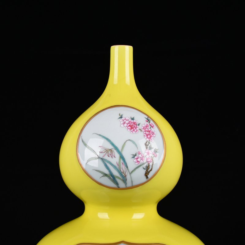 Qing Dynasty Qianlong lemon yellow glaze consecrated gourd vase