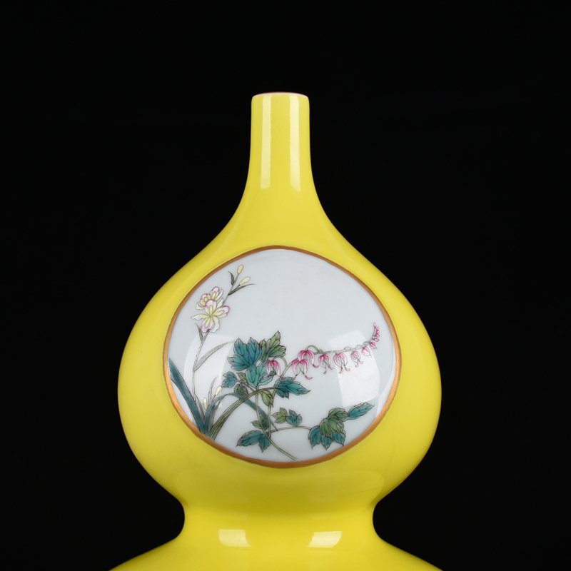 Qing Dynasty Qianlong lemon yellow glaze consecrated gourd vase