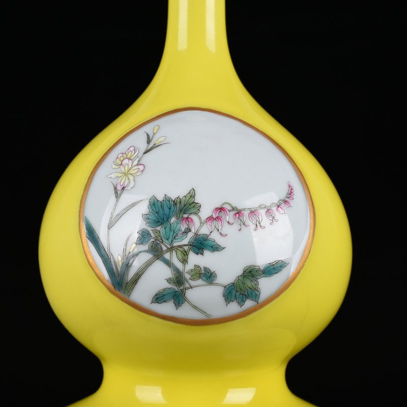 Qing Dynasty Qianlong lemon yellow glaze consecrated gourd vase