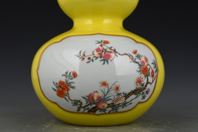 Qing Dynasty Qianlong lemon yellow glaze consecrated gourd vase