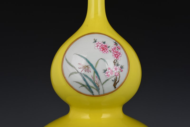 Qing Dynasty Qianlong lemon yellow glaze consecrated gourd vase