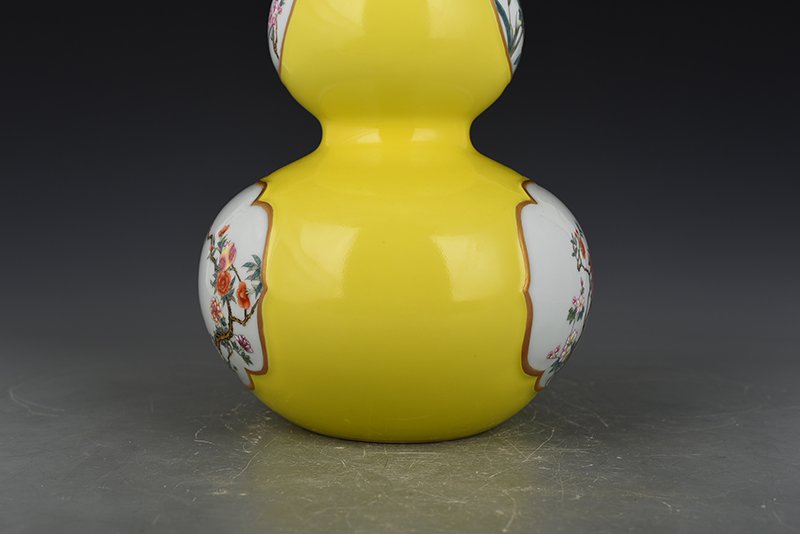 Qing Dynasty Qianlong lemon yellow glaze consecrated gourd vase