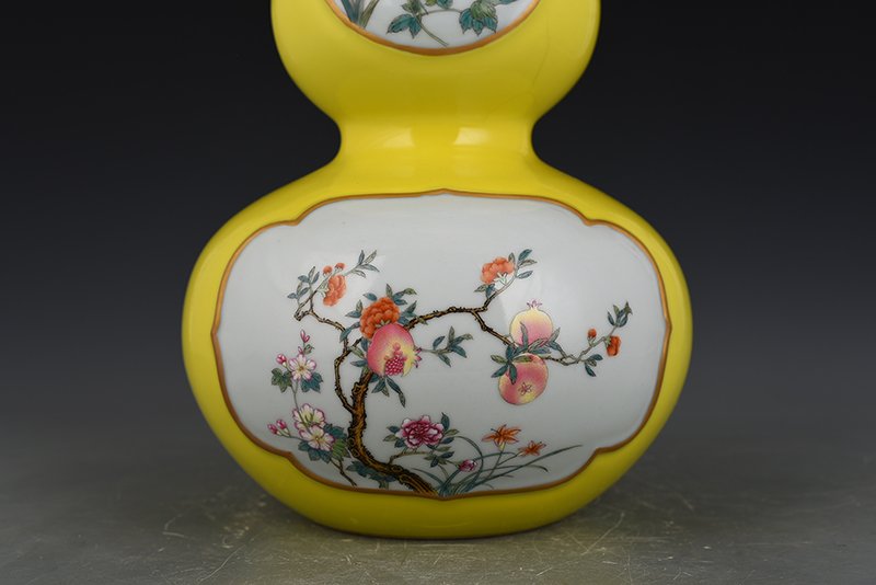 Qing Dynasty Qianlong lemon yellow glaze consecrated gourd vase