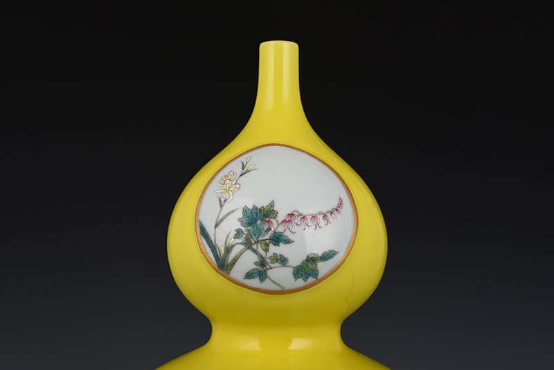 Qing Dynasty Qianlong lemon yellow glaze consecrated gourd vase