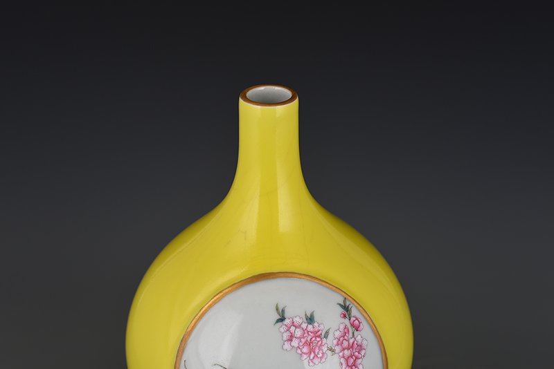 Qing Dynasty Qianlong lemon yellow glaze consecrated gourd vase