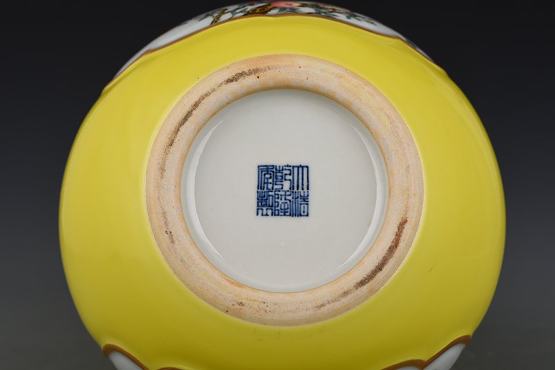 Qing Dynasty Qianlong lemon yellow glaze consecrated gourd vase