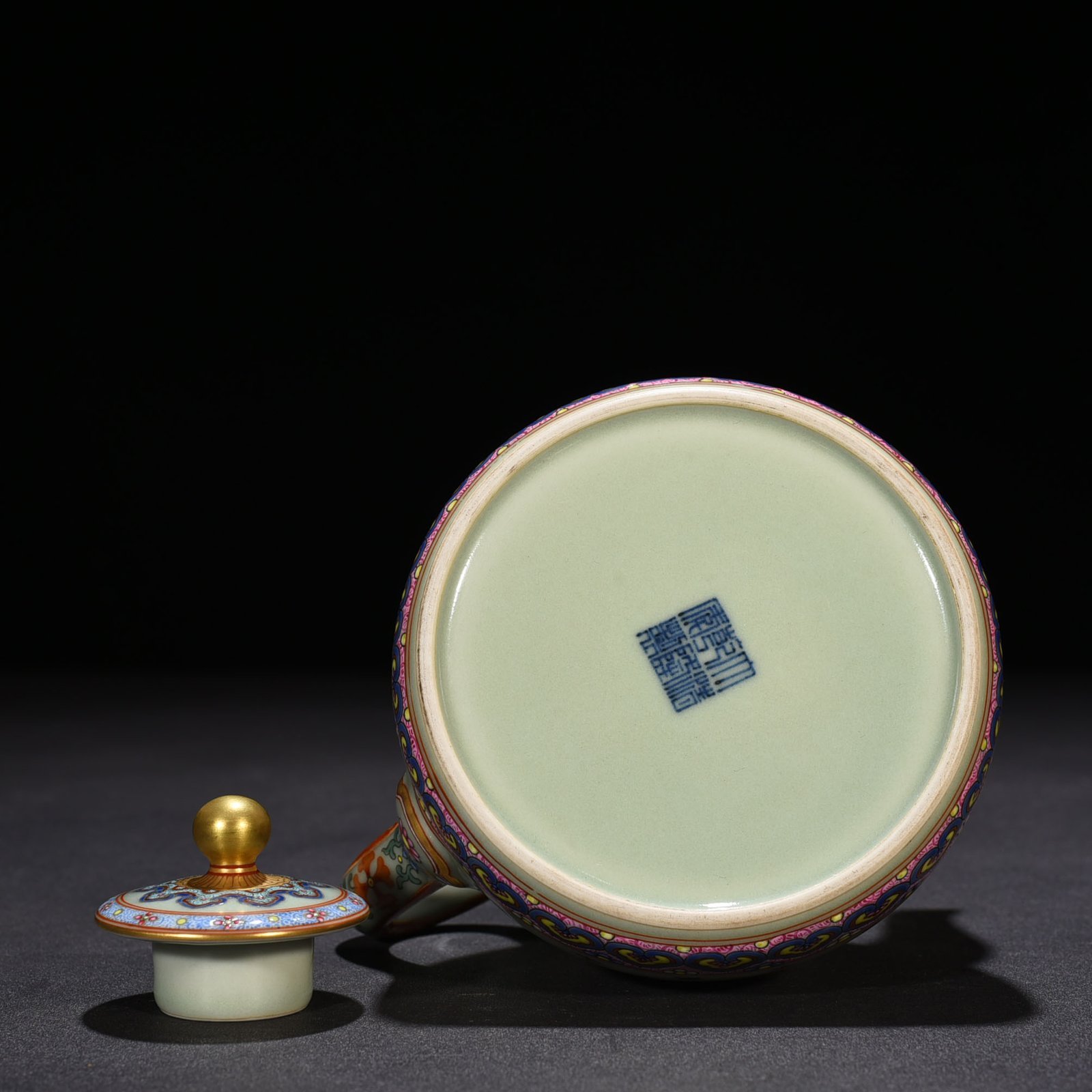 Qing Dynasty Qianlong Yangcai pink green ground teapot