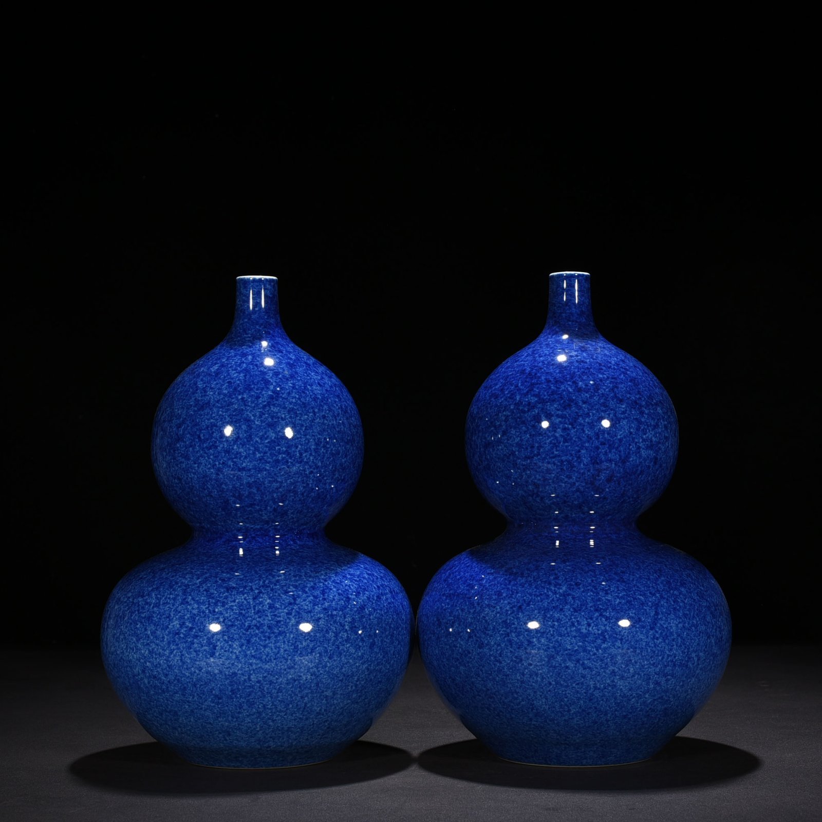 Qing Dynasty Qianlong blue-glazed gourd vase