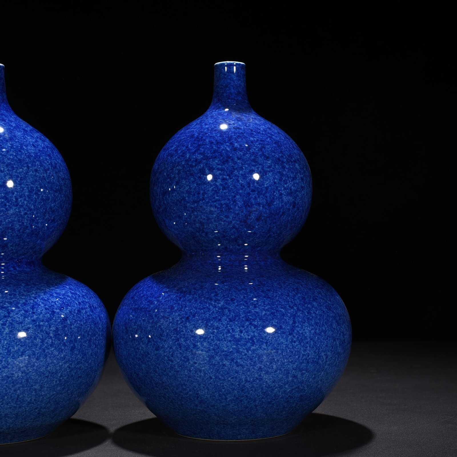 Qing Dynasty Qianlong blue-glazed gourd vase