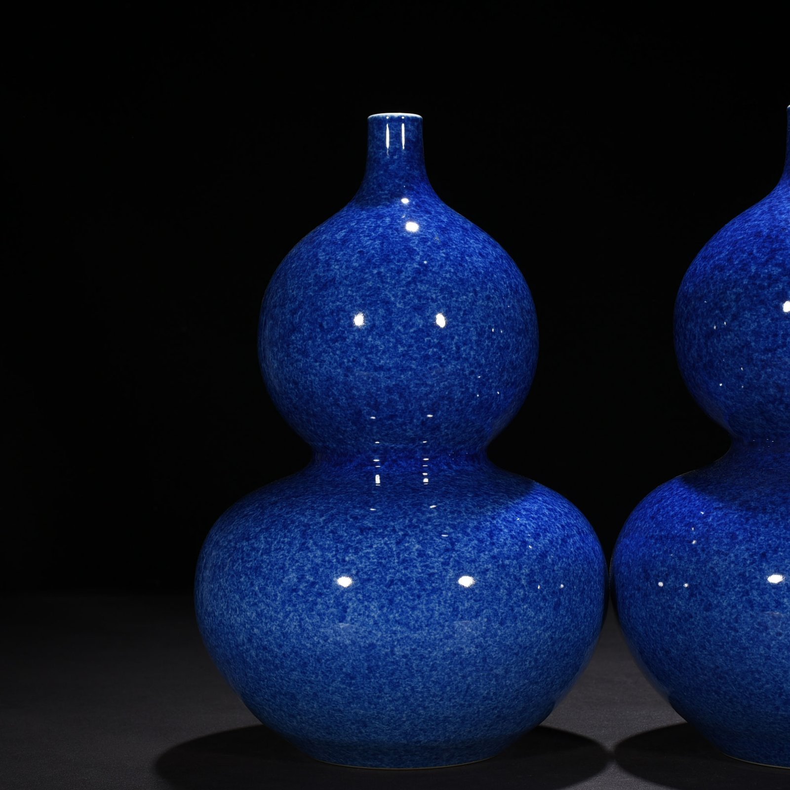 Qing Dynasty Qianlong blue-glazed gourd vase