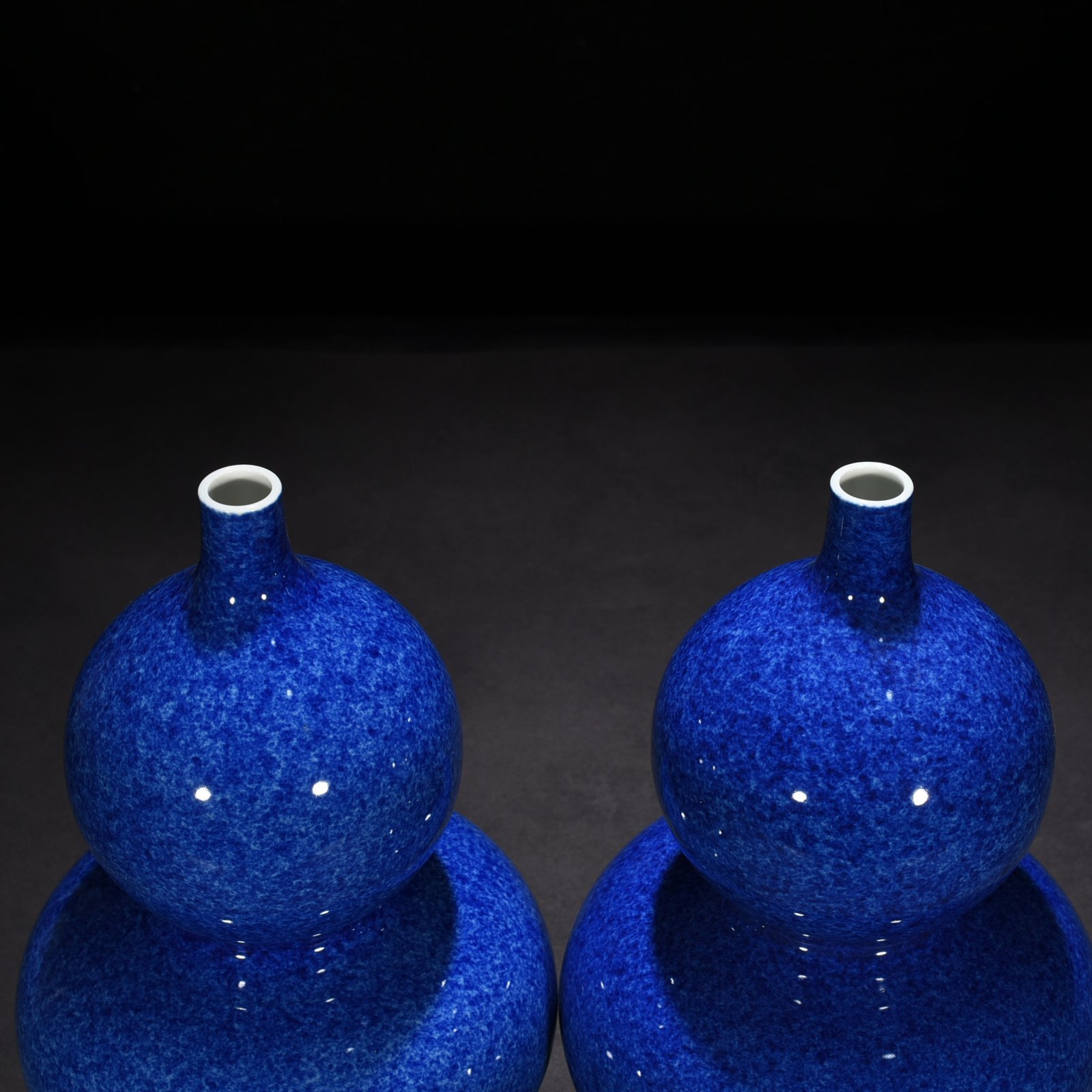 Qing Dynasty Qianlong blue-glazed gourd vase