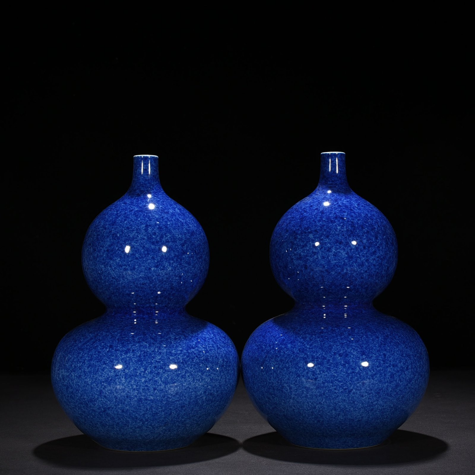 Qing Dynasty Qianlong blue-glazed gourd vase