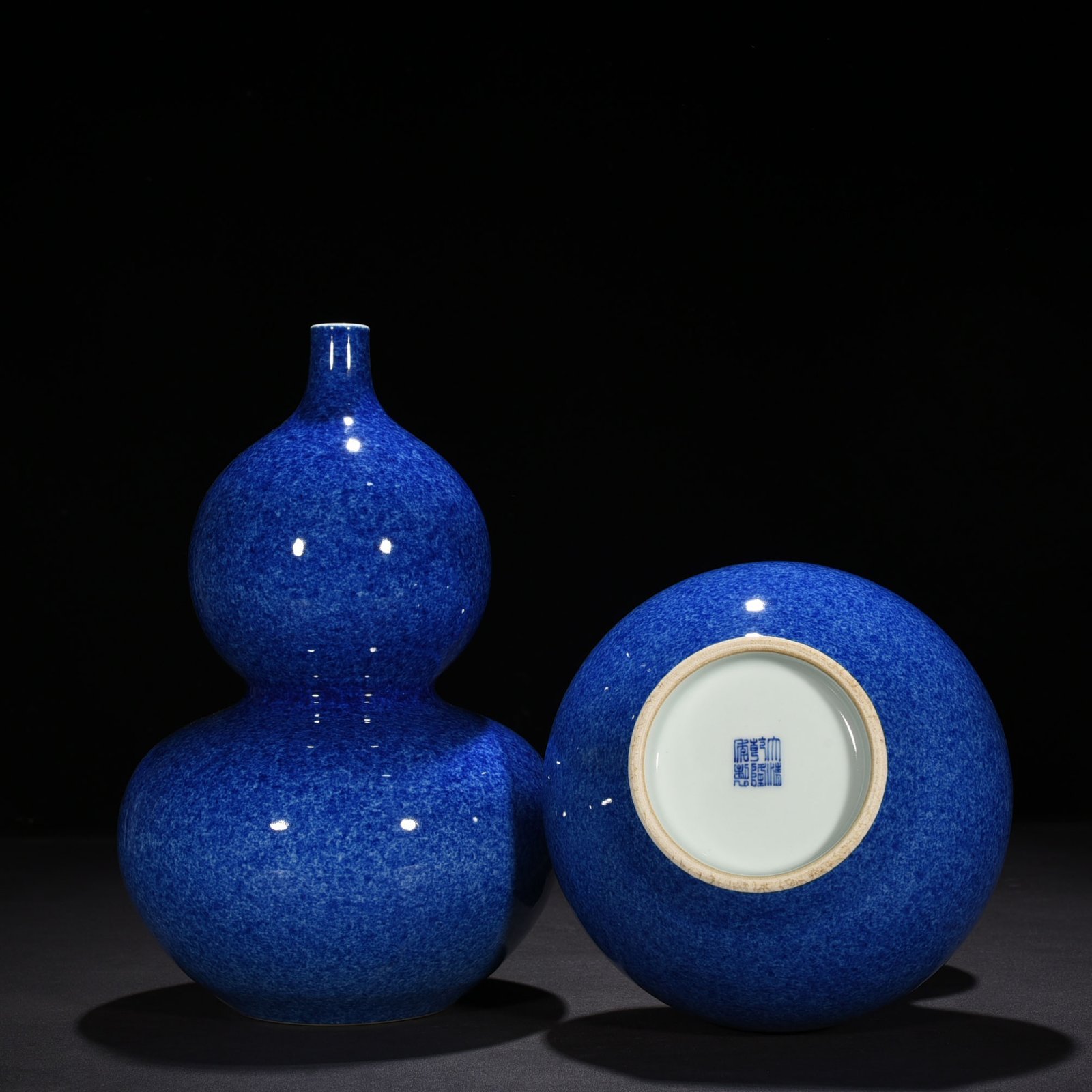 Qing Dynasty Qianlong blue-glazed gourd vase