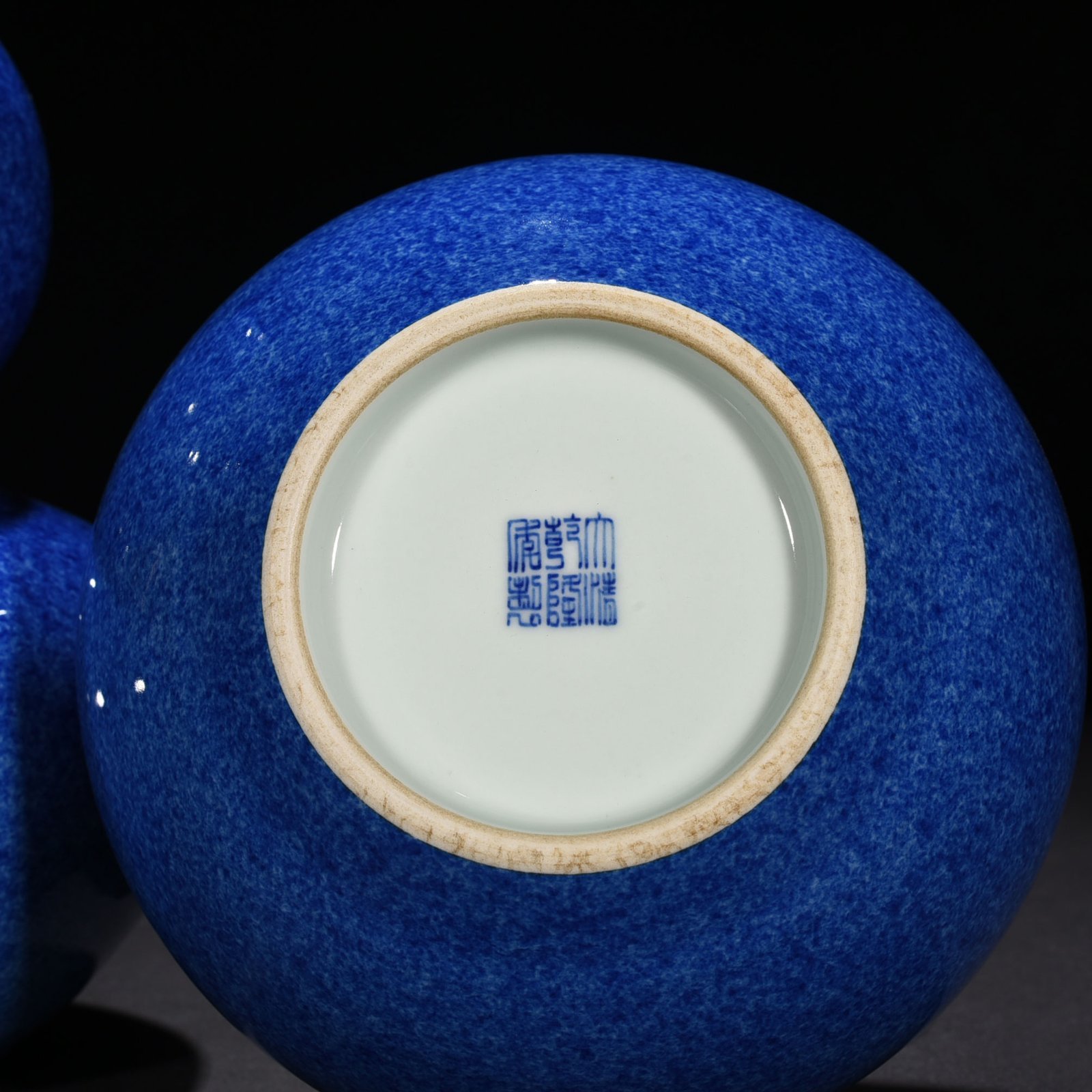 Qing Dynasty Qianlong blue-glazed gourd vase