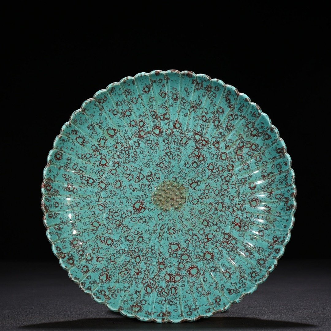 Qing Dynasty Qianlong furnace glazed plate with chrysanthemum pattern