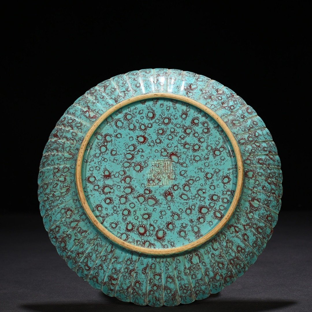 Qing Dynasty Qianlong furnace glazed plate with chrysanthemum pattern