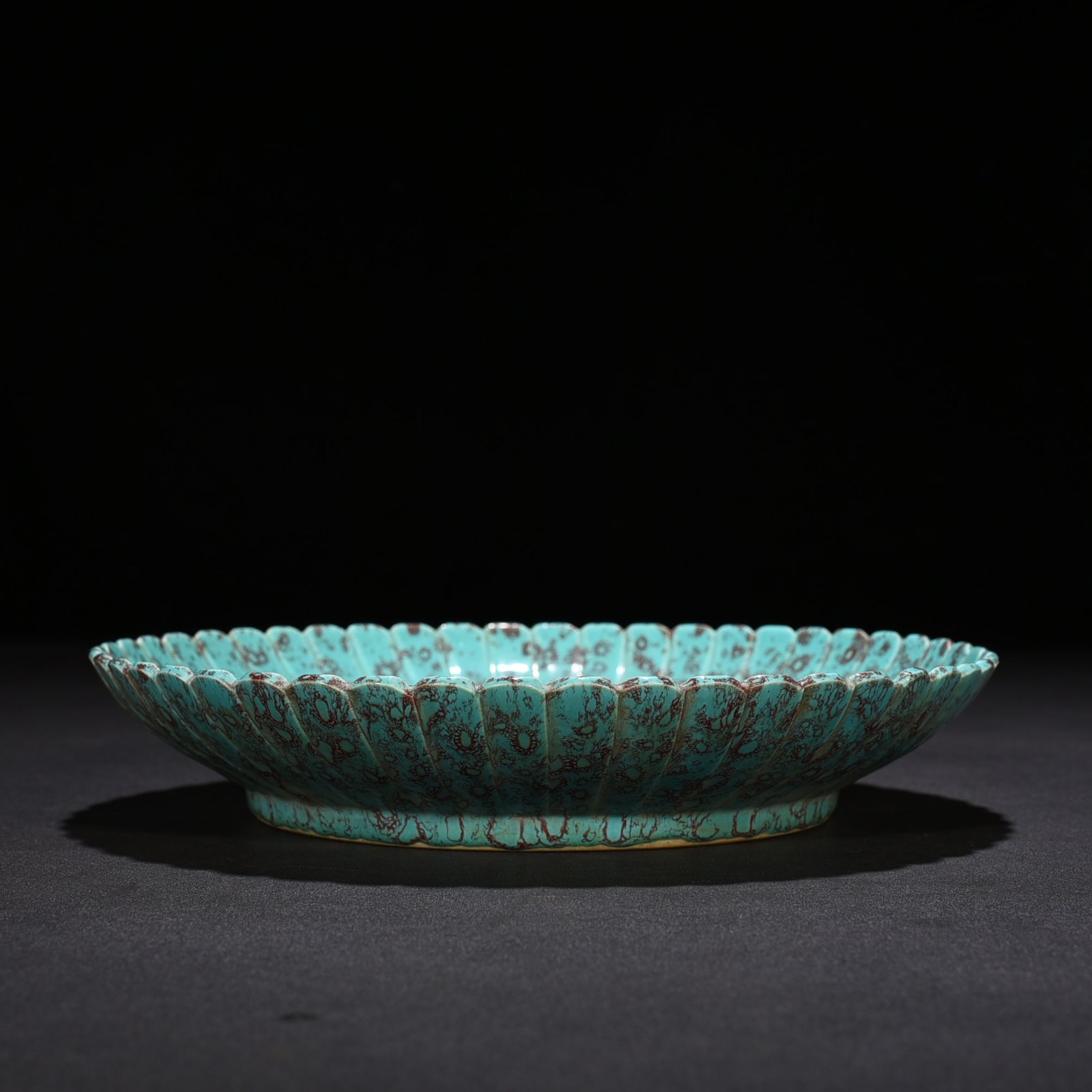 Qing Dynasty Qianlong furnace glazed plate with chrysanthemum pattern