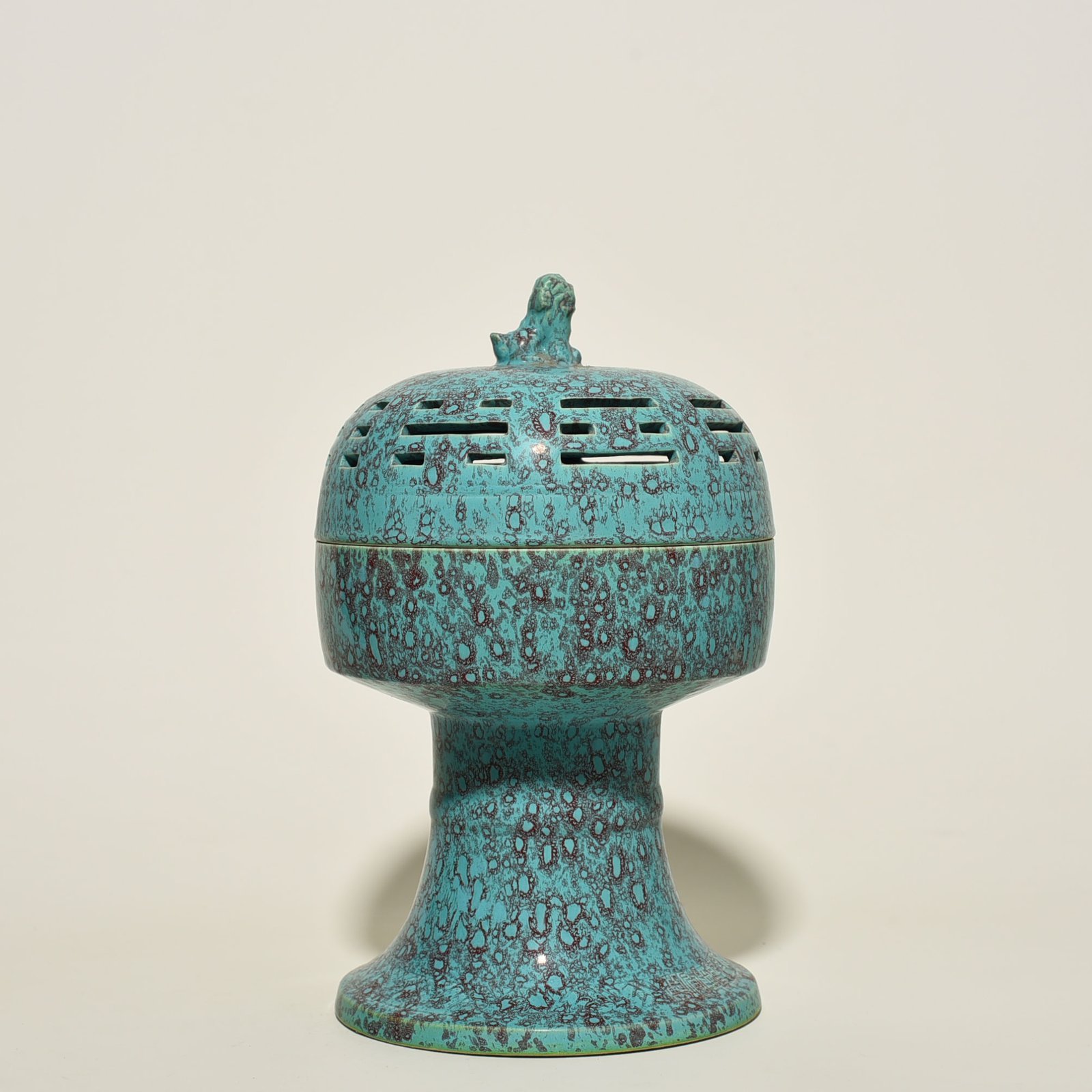 Qing Dynasty Qianlong furnace Jun glaze carved Eight Diagrams