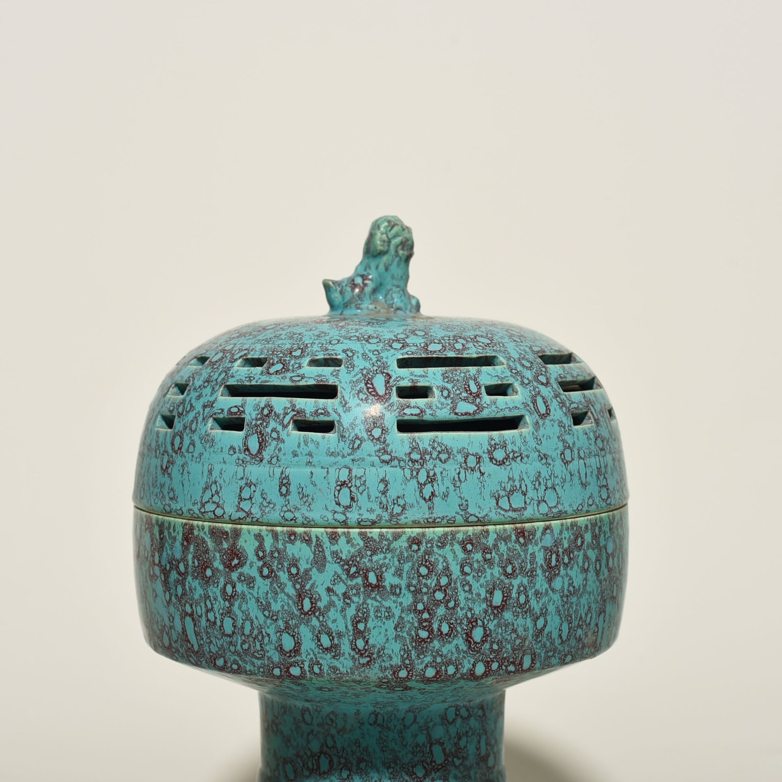 Qing Dynasty Qianlong furnace Jun glaze carved Eight Diagrams