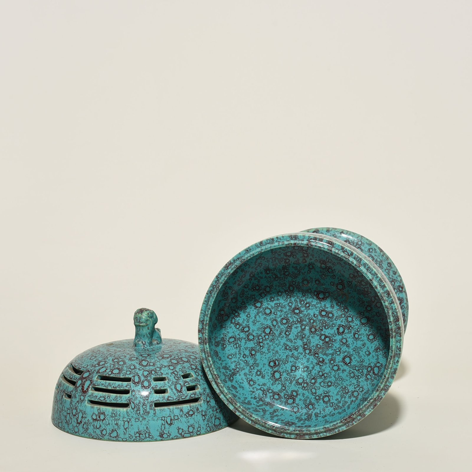 Qing Dynasty Qianlong furnace Jun glaze carved Eight Diagrams