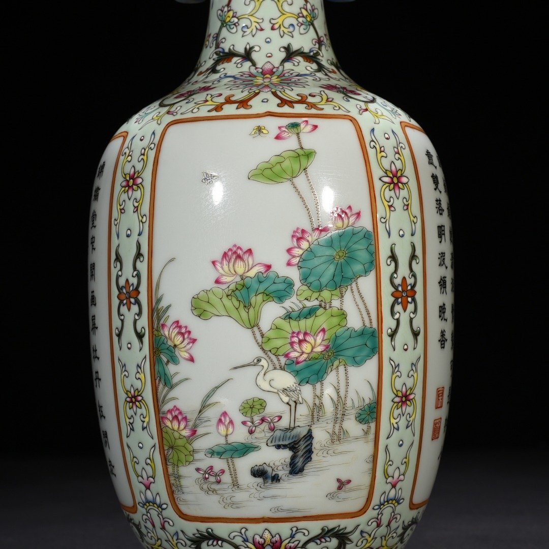Qing Dynasty Qianlong Coral Green Land Window Floral Verse Pattern Double-Ear Covered Vase