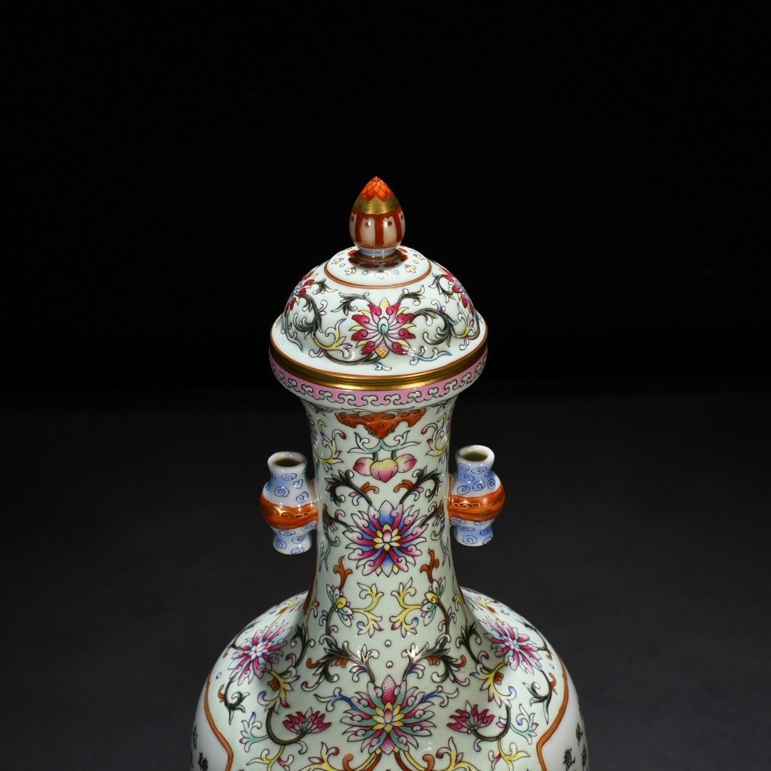 Qing Dynasty Qianlong Coral Green Land Window Floral Verse Pattern Double-Ear Covered Vase