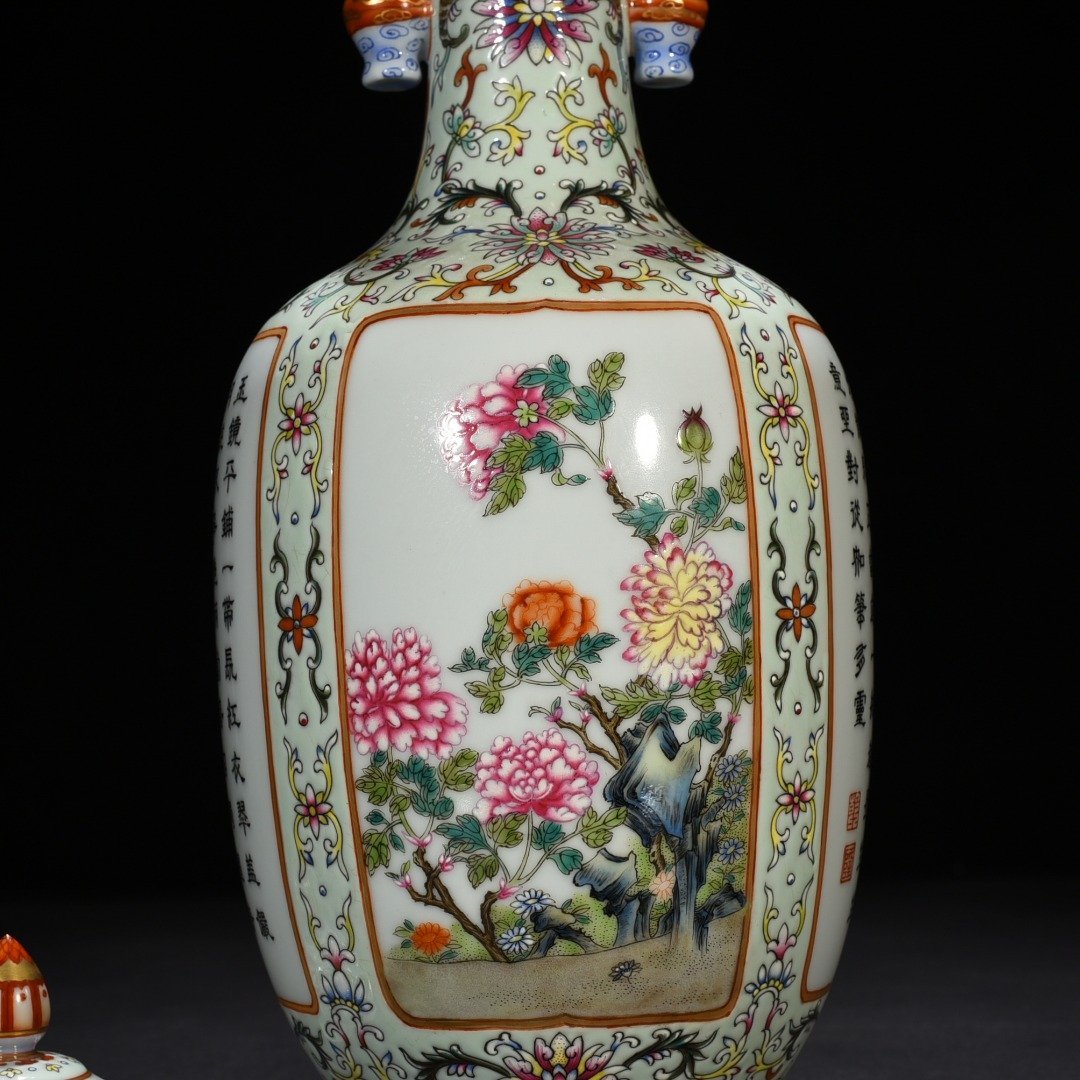 Qing Dynasty Qianlong Coral Green Land Window Floral Verse Pattern Double-Ear Covered Vase