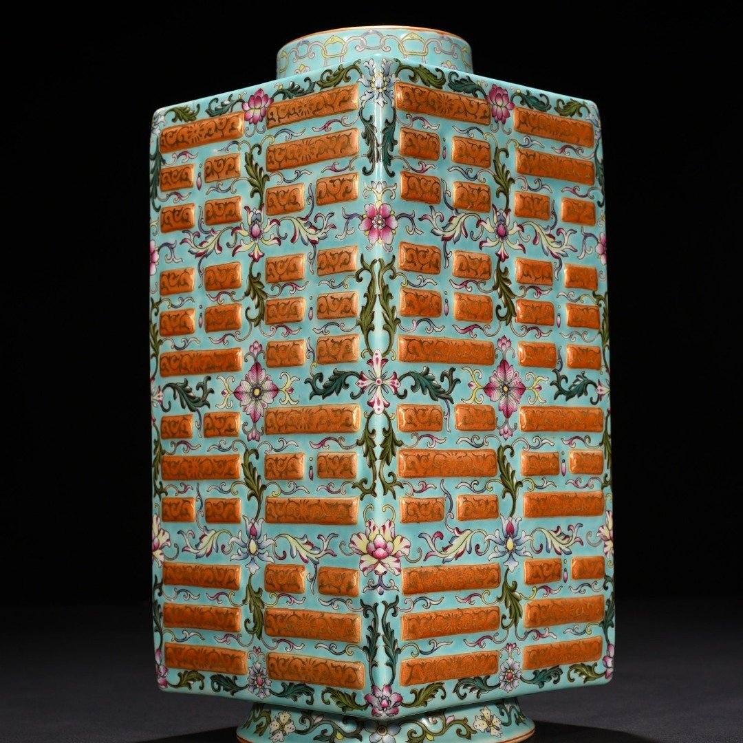 Qing Dynasty Qianlong coral green land pastel gold painted flowers and trigrams pattern Cong style vase