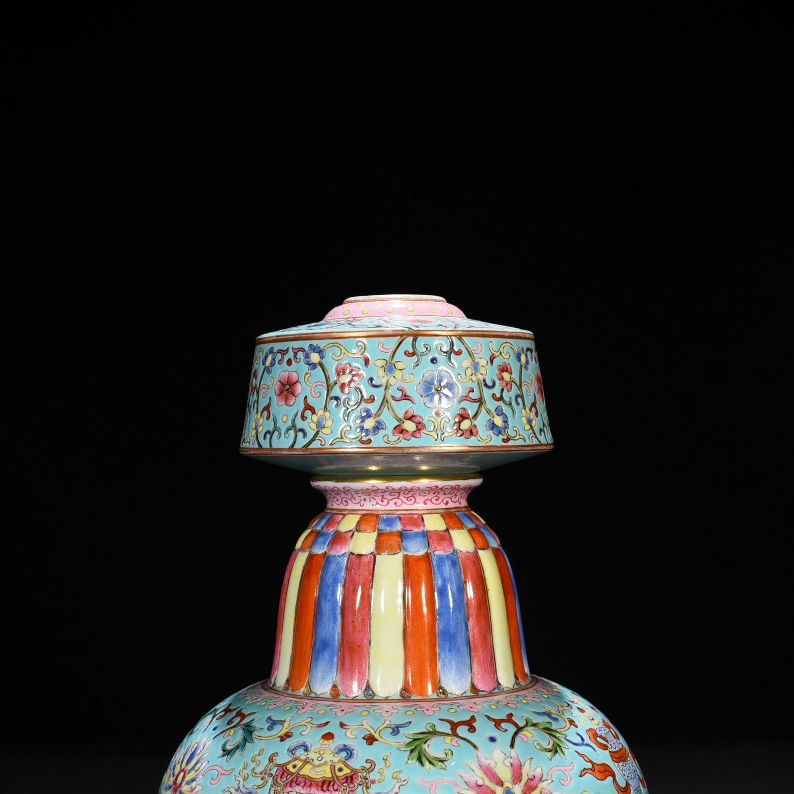 Qing Dynasty Qianlong coral green land pastel wrapped branches and eight treasures pattern Bianba vase