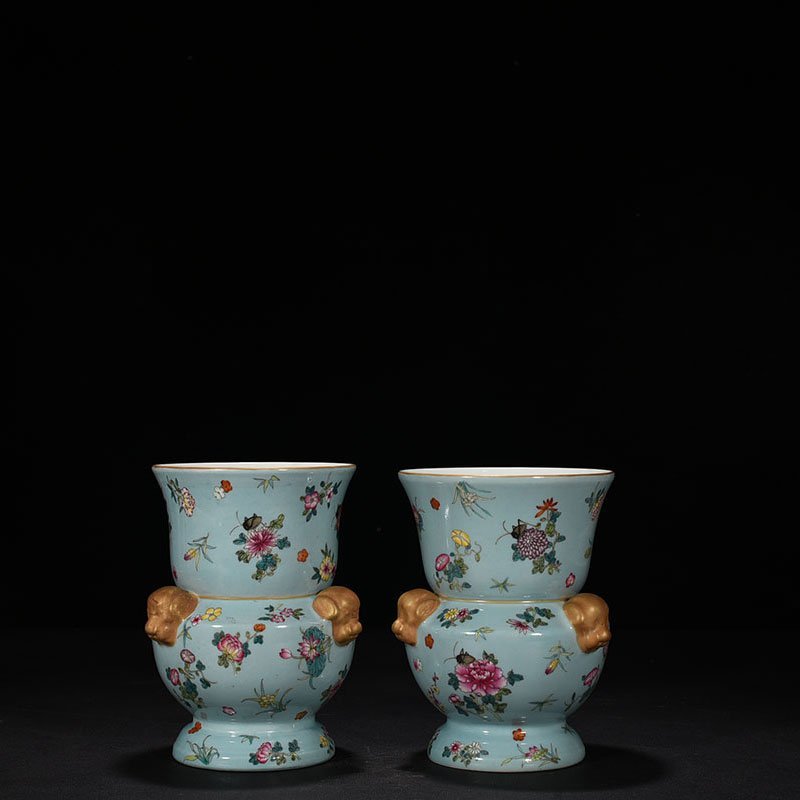 Qing Dynasty Qianlong Coral green field pastel flower vase