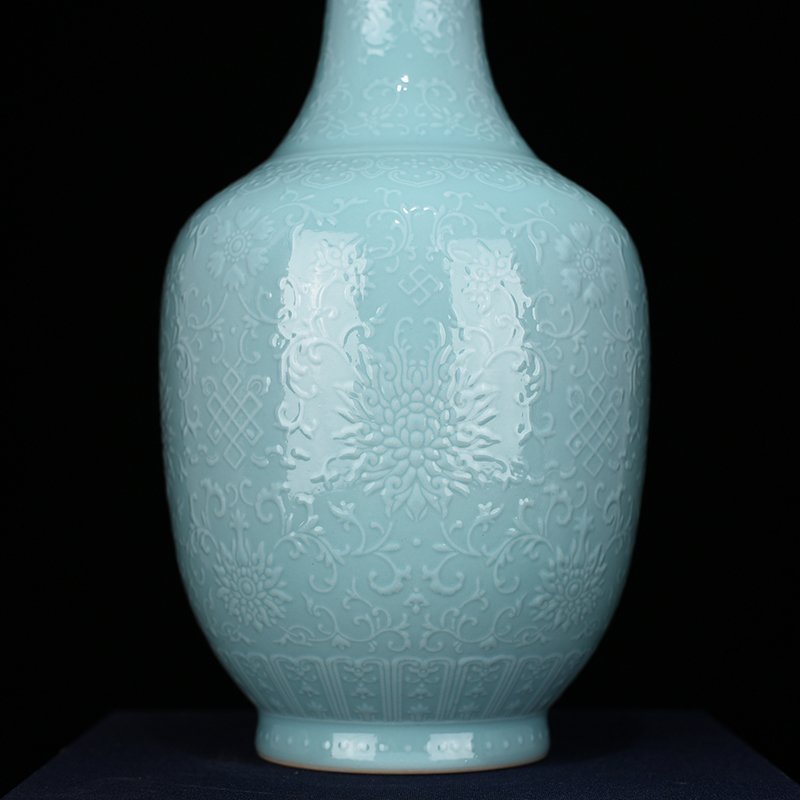 Qing Dynasty Qianlong coral green glaze with branches and flower vase